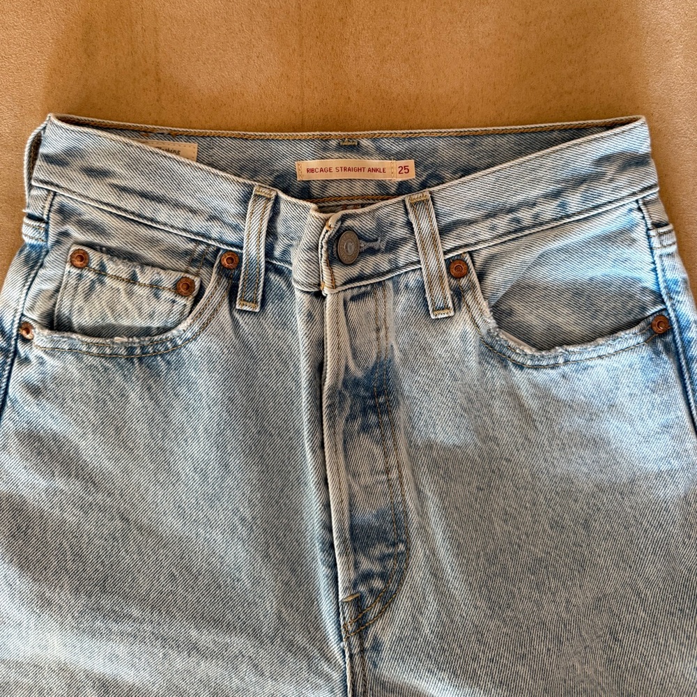 Levi’s rib cage straight ankle jeans